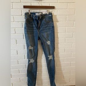 Hollister curvy ultra high-rise super skinny jeans. Never worn, still has tag.